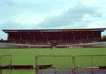 835272 Gezicht op een deel van het speelveld en de hoofdtribune van het Stadion Galgenwaard (Stadionplein) te Utrecht.